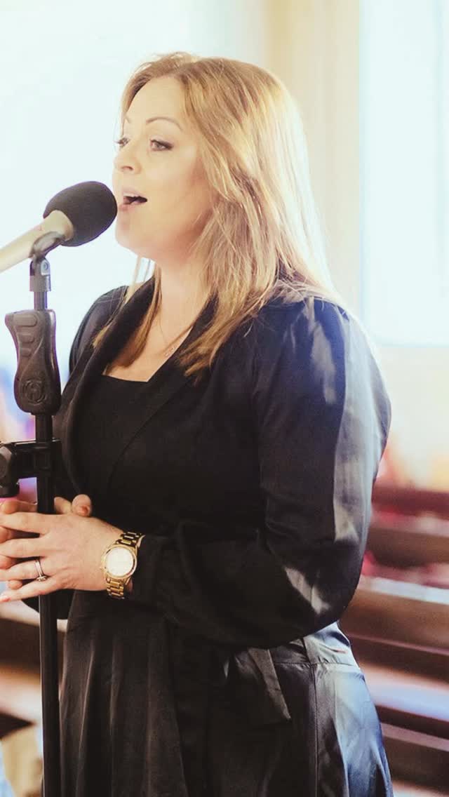 Thanks so much to Elaine for this lovely review left today!!!
It’s honestly so amazing to get feedback like this. #peoplepleaser
#irishweddingsinger #weddingsingerireland #weddingsinger #irishweddings