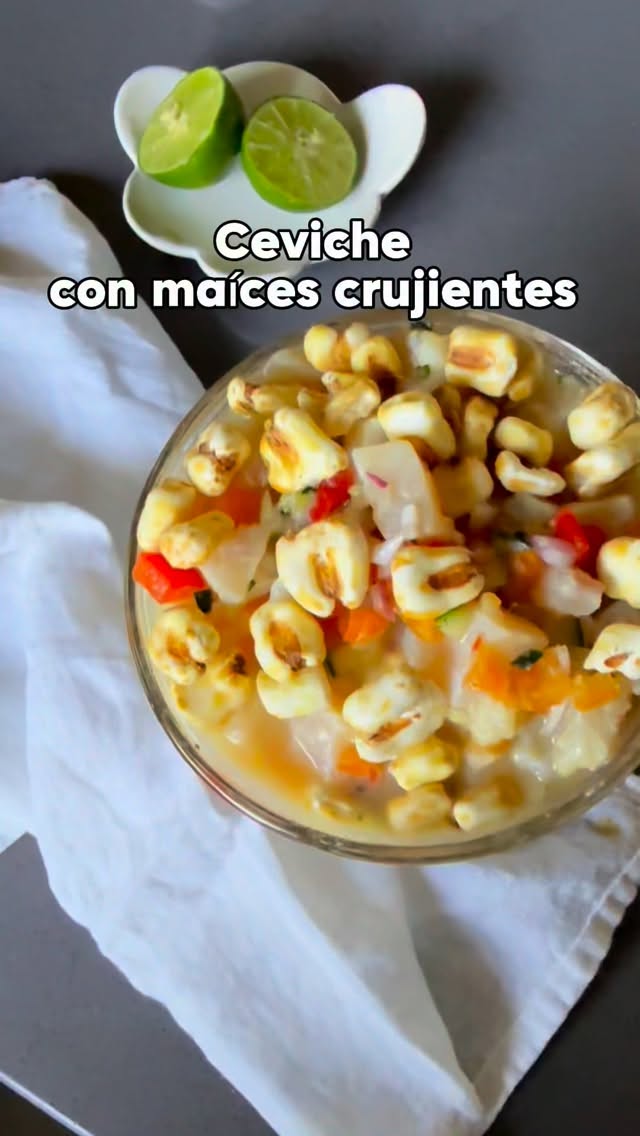 Guárdate esta receta porque es una locura! Es fresca pero súper deliciosa
Leche de tigre
En la licuadora pon:
– Retazos de pescado crudo (la parte que no usarás en cubos)
– 3 ramitas de apio
– 2 dientes de ajo
– Un pedacito de jengibre
– ½ taza de jugo de limón
– 1 taza de caldo de pescado (o agua con consomé)
– Sal al gusto
Licúa hasta lograr una salsa bien integrada y muy acidita.
Ceviche
En un bowl coloca:
– 1 kilo de pescado blanco en cubitos (robalo, bochinango o lobina)
– ½ cebolla morada en pluma fina
– ½ pimiento morrón naranja en cubitos
– ½ pimiento morrón rojo en cubitos
Baña con la leche de tigre, mezcla bien y deja reposar en refrigeración durante 2 horas para que el pescado se marine perfectamente.
Sirve bien frío y termina con maíz crujiente encima (puedes usar los del @elbuensnack.mx
Es fresco, alto en proteína y perfecto para compartir en casa cuando quieres algo especial sin complicarte.