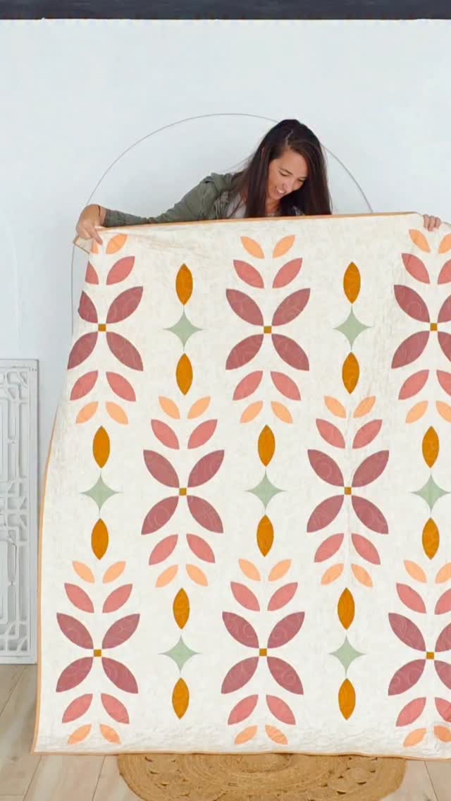 It may still be winter, but all I can think about is SPRING!!!...and spring sewing 🌸
This Flora Fields quilt pattern was inspired by walking through a field of wildflowers and reminds me of the warm weather and sense of renewal that *should* be here soon 😊
I'm always on the lookout for a good spring quilt pattern to sew as the season changes and this one is great if you're wanting to have a go at sewing orange peel blocks. If you're new to sewing orange peel blocks, this pattern comes with a video tutorial full of helpful tips for sewing curves 🤗
Pattern: Flora Fields by me, you can find it in my shop 🤍