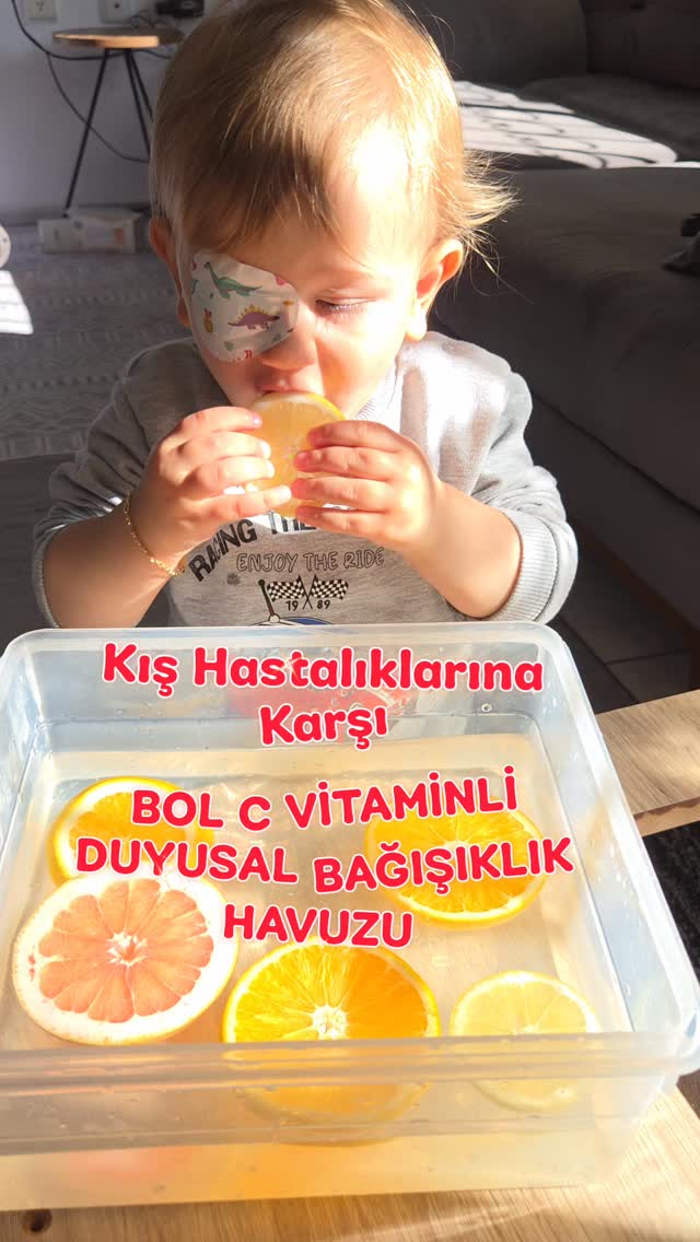 Bebekler dünyayı sadece elleriyle değil, ağızlarıyla (tadarak) ve burunlarıyla da (koklayarak) tanır!✨️ Bilimsel olarak; duyusal oyunlar beyindeki nöral bağlantıları (sinapsları) artırır. Bebekler bu oyunda sadece 'meyveleri' görmez; doku, ısı, koku ve tat analizi yaparak dünya keşfine yenisini ekler ❤️
Üstelik evdeki malzemelerle hazırlaması 1 dakika! Tarifi yoruma bırakıyorum
İŞTEE 'C Vitamini Duyusal Bağışıklık Havuzu'nun bebeğinize 3 büyük faydası:
1️⃣ Oral-Motor Gelişim: Limonun ekşiliğiyle yüzünü buruşturması, ağız çevresindeki kasların çalışmasını sağlar (Konuşma gelişimi için altın değerinde!).
2️⃣ Bağışıklık ve Koku: Turunçgillerin ferahlatıcı kokusu duyusal sakinleşme sağlar. Doğal Aromaterapi:" Suda açığa çıkan turunçgil yağları (Limonen), solunum yollarını rahatlatırken bebeğinizin modunu yükseltir.
3️⃣ Odaklanma: Suyun içindeki hareketli halkaları yakalamaya çalışmak, bir bebek için en zorlu ve geliştirici puzzle’dır! Ayrıca el-göz koordinasyonunu geliştirir.
▶️Mutlaka gözetim altında oynatın. Eğer bebeğinizin cildi çok hassas ise turunçgil asidi kızarıklık yapabilir, süreyi kısa tutun veya oyundan sonra ellerini durulayın.
Bu aktiviteyi denemesini istediğin o anneyi/babayı etiketle! 👇✨
Siz bu kış hangi duyusal oyunları denediniz? Kaydetmeyi unutmayın!
#bebekgelişimi #duyusaloyun #montessori #annebebek #ekgıda bağışıklık evdeoyun bebekaktiviteleri bebeketkinlikleri bebek