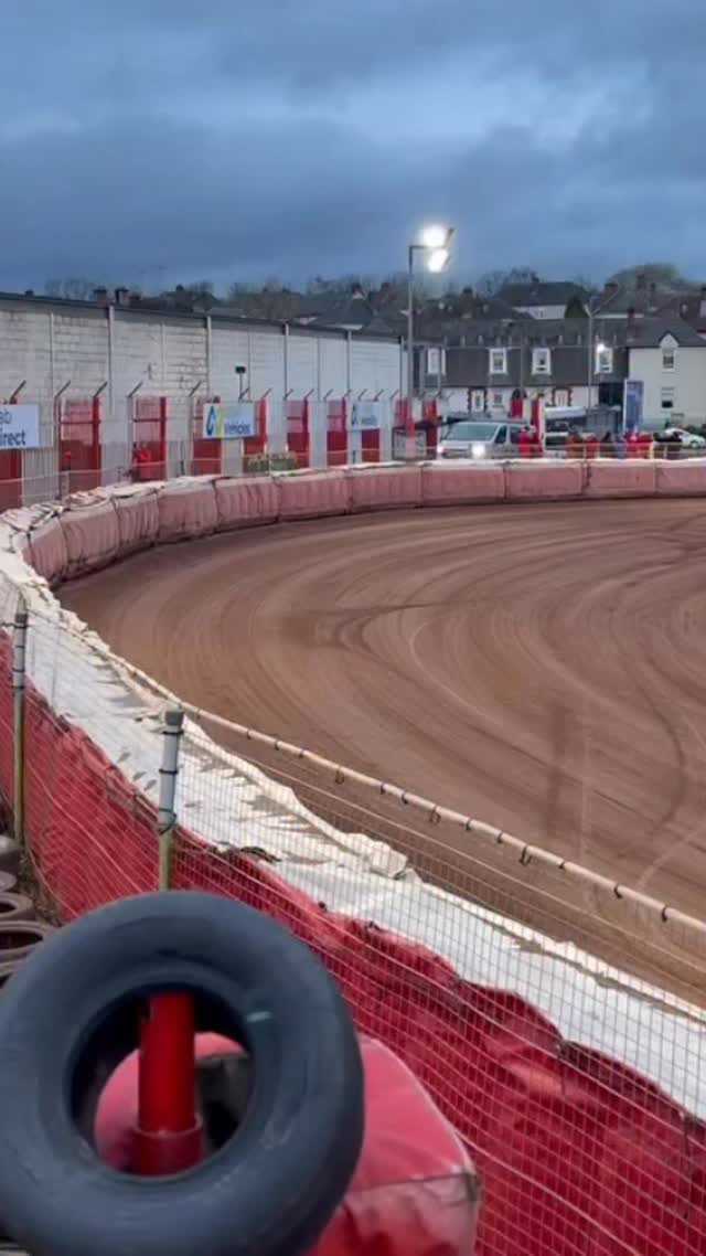 When you’re late for work, the 2 mins is on, but you don’t want to miss your first race 😜
Out of the van, onto a borrowed bike, straight to the tapes for a paid win 💣
Not long now before I line up at the tapes for my 29th Season in British Speedway 🤝
#chrisbomberharris #speedway #zuzel #newseasonpending #bomber