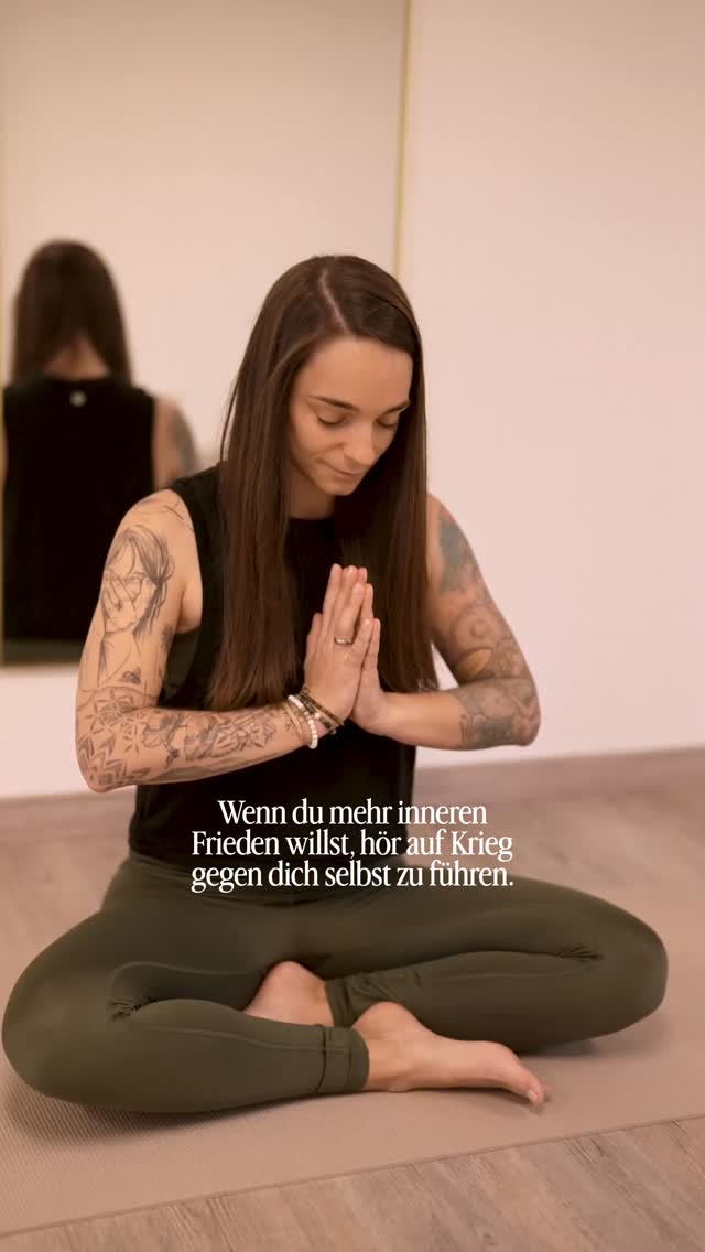 Wir wünschen uns Gelassenheit.
Leichtigkeit.
Mehr Ruhe im Kopf.
Und gleichzeitig sind wir hart zu uns.
Kritisieren unseren Körper.
Unsere Entscheidungen.
Unsere Geschwindigkeit.
Oder wir kämpfen im Außen – gegen Meinungen, gegen Erwartungen, gegen Menschen.
Aber Frieden entsteht nicht im Widerstand.
Oft blockieren wir genau das, wonach wir uns sehnen.
Nicht bewusst.
Sondern aus alten Mustern heraus.
Wir reagieren statt zu reflektieren.
Wir bewerten statt zu verstehen.
Und vielleicht ist der erste Schritt nicht „noch mehr an dir arbeiten“.
Sondern dich zu fragen:
Warum fällt es mir so schwer, sanft mit mir zu sein?
Was verteidige ich eigentlich?
Wovor schütze ich mich?
Du musst deine Muster nicht von heute auf morgen lösen.
Aber du darfst anfangen, sie zu erkennen.
Stück für Stück.
Frieden beginnt nicht im Außen.
Er beginnt dort, wo du aufhörst, gegen dich selbst zu kämpfen. 🤍
@denise.madeleine.mueller
@yoga.natur.vegan - Dein Studio
SELBSTLIEBE
INNERER FRIEDEN