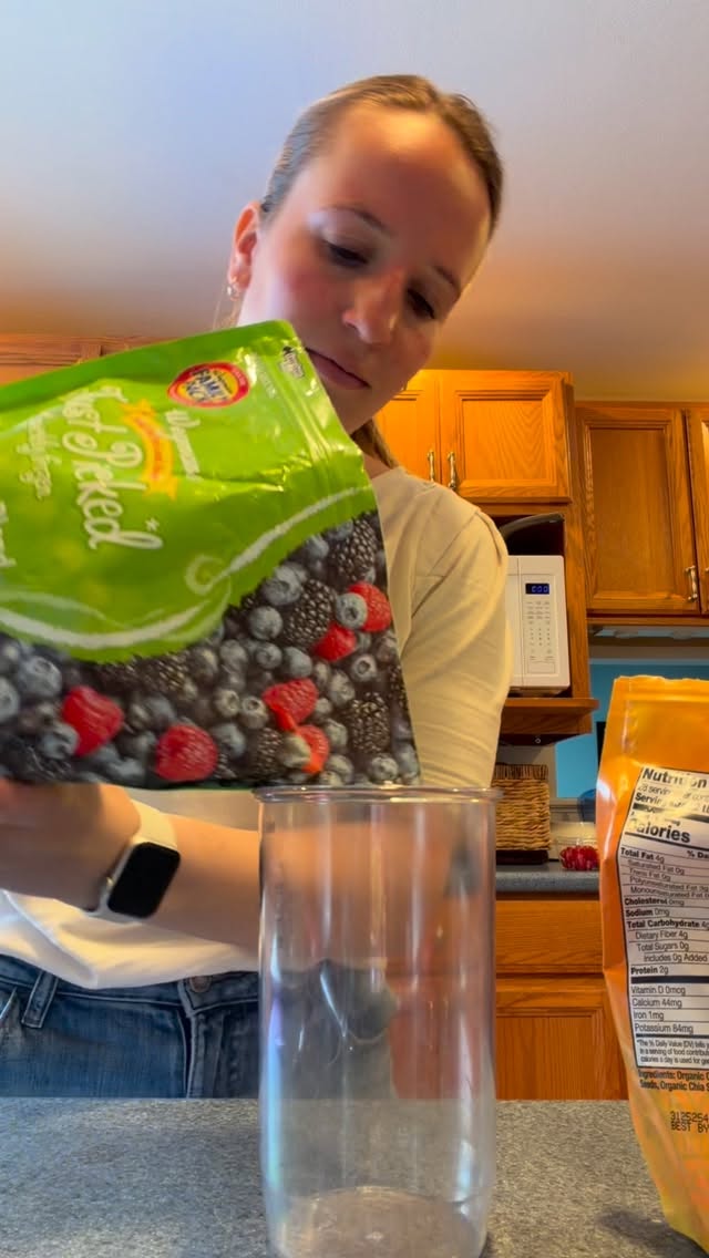 This is literally my favorite smoothie to make in the mornings that keeps me feeling Fuller for longer, better blood sugar control, better focus, and high in fiber to help with digestion and cholesterol
You can make it too by combining:
1 cup of mixed berries
1c high protein milk
.75c yogurt
1tbsp chia and flax
1 tbsp peanut butter
Blend and enjoy!
Nourished with Emily helps busy professionals feel confident in their skin and in the kitchen through Nutrition counseling, education and support!
Let us support you on your journey to better health and weight loss
comment GOALS and let’s set up a free goal setting call today!