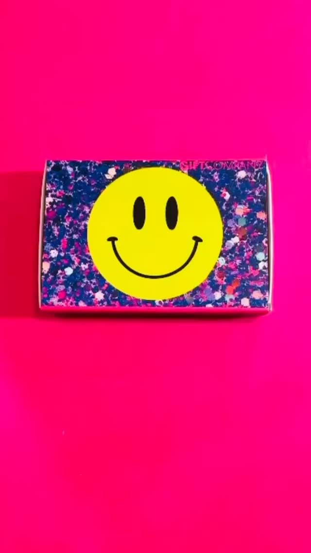 Warte mal kurz… 👀✨
Habt ihr gerade auch so einen Moment gehabt?! Dieses kleine Täschchen aus der Box zu ziehen ist schon fast zu schön. Pailletten, Perlen, Smiley – und dann noch dieser Quasten-Anhänger. Done. Ich bin verliebt. 🫶
Die Giftcompany Smiley Clutch macht einfach Spaß. Beim Auspacken. Beim Anschauen. Beim Benutzen. Und ehrlich gesagt auch beim Verschenken – denn sie kommt direkt in der Geschenkbox. Kein Aufwand, ganzer Moment. 🩷
Für 26,90€ – und die gute Laune gibt’s gratis dazu. 😍
👉 https://www.paulineworpswede.de/product-page/giftcompany-smiley-clutch-mit-perlen-pailletten
#paulineworpswede #giftcompany #smileyclutch #gutelaune #geschenkidee