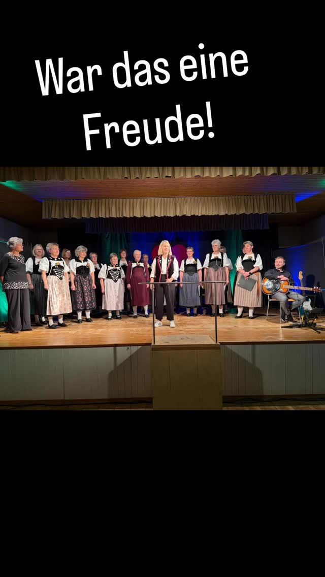 Was für ein Geschenk! ✨
Am Wochenende stand ich mit dem Frauenchor Oberthal auf der Bühne – alle in Tracht, voller Klang und Freude.
Sie haben gesungen, ich habe erzählt – und nicht zu vergessen: Begleitet wurden wir von zwei wunderbaren Musikern.
Zusammen entstand etwas ganz Besonderes. 🥳 #barbaraluchs #geschichtenerzählen #frauenchor #tracht