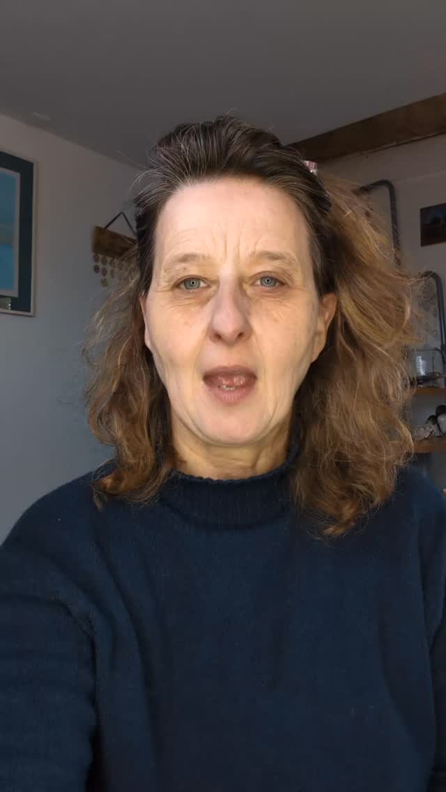 Certains d'entre nous ont des dons de magnétisme, de voyances, de ressentis. Souvent cela ne date pas d'hier. Ces personnes ont souvent dans leurs vies antérieures été des guérisseurs, chaman, sorciers ... Sauf qu'en France ils ont souvent a l'époque de l'inquisition été torturé, brûlé, écartelé, noyé, emprisonné. Ils restent en eux le souvenir de ce qui s'est passé engramé dans leur corps actuel, comme une mémoire interne. Et cela bloque le don, soit par peur, soit par promesse, soit par vengeance. Mais est ce vraiment cela la meilleure des justices ? Se priver de ses propres dons ? Se priver de faire du bien autour de nous ? Vivre dans la peur ?
Prenons notre place et faisons ce que nous savons faire avec coeur.
#hose #HypnoseRégressive #don #sorciere #justice