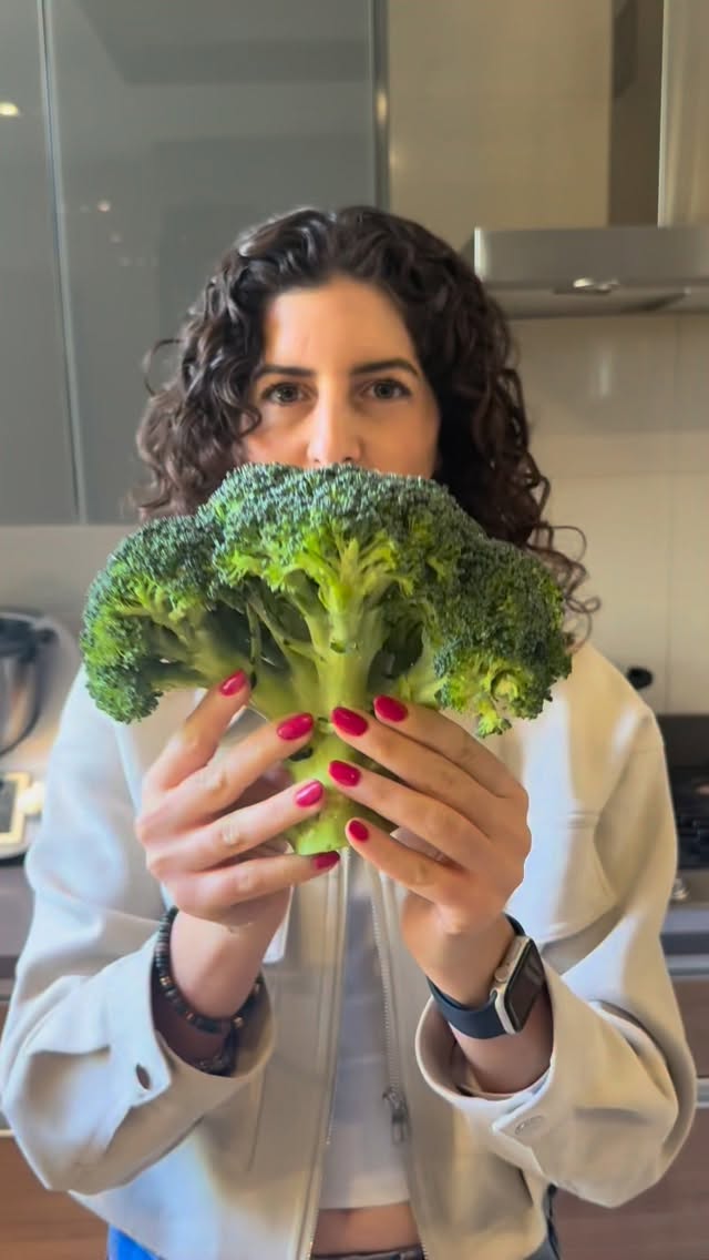 No será la más bonita pero si es deliciosa!!
Y la textura les encanta a los niños!
Es de mis formas favoritas para usar el brócoli
Receta
Ingredientes
450 g brócoli (floretes y tallos)
4 tazas caldo de verduras
2 tazas agua
3 dientes de ajo finamente picados
1 cucharadita sal
Pimienta negra al gusto
¾ taza arroz blanco o jazmín crudo
100 g queso parmesano
Hojuelas de chile al gusto
Para servir: aceite de oliva y jugo de limón
Preparación
1. Lava el brócoli y separa los floretes. Ralla o pica muy finito también los tallos para aprovechar todo.
2. En una olla grande agrega un chorrito de aceite de oliva y sofríe el ajo hasta que suelte aroma.
3. Incorpora el brócoli rallado y cocina 2–3 minutos para intensificar sabor.
4. Agrega el caldo, el agua, sal y pimienta. Cuando hierva, añade el arroz crudo.
5. Cocina a fuego medio 18–20 minutos hasta que el arroz esté suave y la sopa ligeramente espesa.
6. Ajusta sal y termina con queso parmesano, unas gotas de limón, hojuelas de chile y un chorrito de aceite de oliva.