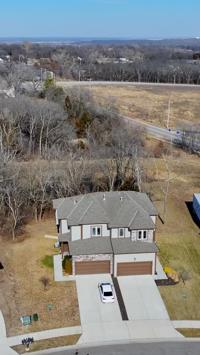 Modern, light-filled townhome built in 2021 with floor-to-ceiling windows and a peaceful wooded view. Open layout, quartz countertops, stainless appliances, and a deck perfect for evenings outside. Feels like new construction with low HOA dues and a prime Shawnee location.
◼ 3 BD
◼ 2 Full BA | 1 Half BA
◼ 1,655 Sq Ft
◼ $415K
◼ 22402 W 76th St | Shawnee, KS
•
•
•
#justlisted #justlistedkc #KCMORealEstate #ShawneeKS #CompassRealEstateKC