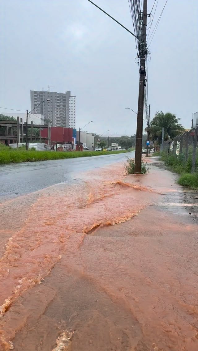 CHOVE FORTE EM RIO PRETO
No início da tarde desta terça-feira, a chuva atingiu Rio Preto e provocou acúmulo de água em vias da região leste da cidade.
Em alguns pontos, a água ocupou parte da pista, o que levou motoristas a reduzir a velocidade. Houve registro de enxurrada com terra em trechos de ruas próximas a áreas ainda sem pavimentação completa. Mais informações no Portal Guilherme Baffi