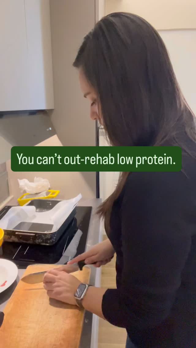 Programming creates stimulus.
But tissue repair is biological.
Collagen synthesis requires amino acids 🧬
Muscle repair requires adequate protein 💪
Recovery requires energy availability 🔋
If patients are:
• dieting aggressively
• skipping meals
• low in protein
• managing suppressed appetite
adaptation slows — even with excellent programming.
You can’t out-rehab low protein.
Rehab and nutrition are interdependent 🤝