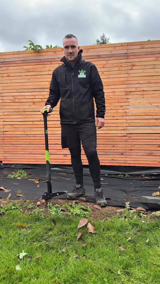 Removing weeds has never been this easy 🌱 in just three simple movements, weeds and their roots can be fully removed with our brand new weedXtractor tool.
#weeds #gardening #removingweeds #lawncare #lawn