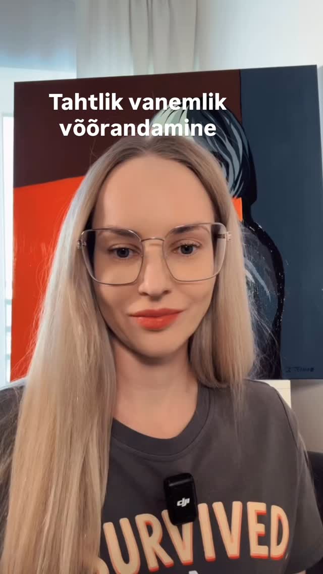 Võõrandamine ei alga tavaliselt sõnadega
“ära mine tema juurde”.
See algab palju peenemalt, mis on tugev manipulatsioon.
“Oh, sa jälle lähed?”
“Ma lihtsalt muretsen…”
“Sa oled piisavalt suur, et ise aru saada.”
See on mikromõjutamine.
Õhkkond. Toon. Vaikus. Ohked. Ülekuulamine pärast külastust. Ja karistus, kui lapsel oli tore teise vanemaga.
Laps ei vali poolt vihast.
Ta kohaneb sellega, kus on turvalisem olla.
Lapses tekib lojaalsuskonflikt.
⚠️ Oluline on mõista:
võõrandamisel on etapid.
Selles videos räägin ma etapist,
kus vanemad elavad juba lahus ja mõjutamine toimub läbi kohtumiste, suhtluse ja lojaalsussurve.
Aga võõrandamine ei alga tavaliselt lahkuminekust.
See võib hakata kujunema juba suhte sees.
Sellest räägin ma järgmistes videotes.
Kui me ei näe mustrit tervikuna, näeme ainult tagajärgi.
PS! Jaanal on veel maale, vaata @jaanatenno_
#laps #lahutus #coercivecontrol #teraapia #kontroll