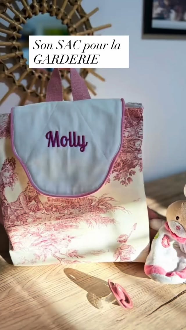 💕Un petit sac à dos personnalisé rien qu’à elle ( ou lui )
Pour son doudou, sa tétine, ses essentiels.
Personnalisé avec son prénom brodé et confectionné à la main en Toile de Jouy.
Disponible sur commande ❤️
👉 Commandez en mp ou dans ma boutique en ligne. Le lien est dans ma bio @sylvie_creations_toile_de_jouy ( section « cadeau bébé personnalisé »)
.
.
.
#sacadosbebe #cadeaubebepersonnalise #toiledejouy #faitmainenfrance #sacbebepersonnalisé
