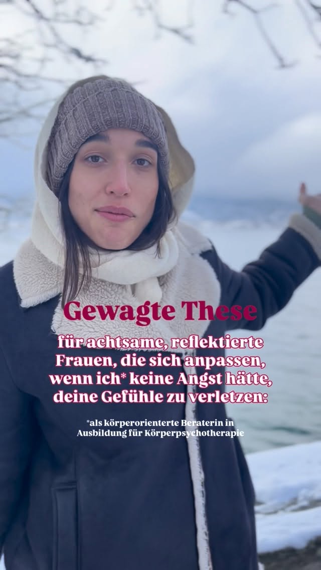 Du willst echte Nähe. Du willst gesehen werden.
Du willst Menschen, die dich wirklich verstehen.
Aber solange das was du von dir gibst nicht mit deinem inneren Erleben übereinstimmt,
bleibst du schwer greifbar.
Anpassung wirkt kurzfristig verbindend.
Langfristig erzeugt sie Inkongruenz und Ungreifbarkeit.
Das Problem ist nicht, dass du „zu sensibel“ bist.
Das Problem ist, dass du gelernt hast, deine Gefühle zu überspielen,
bevor du sie überhaupt wahrnimmst.
Echte Verbindung entsteht nicht durch Perfektion.
Sondern durch Kongruenz.
Und die braucht emotionale Kapazität.
•••
Videos wie diese dienen der Unterhaltung und ersetzen keine Begleitung. Sie dienen nicht als professioneller Rat und gehen ebenso nicht auf die Feinheiten psychischer & emotionaler Gesundheit ein (weil sie dafür viel zu individuell ist!).
🍯 schreib mir, wenn du Interesse an einer Begleitung hast
🍯 hol dir einen Selfstudy Workshop auf meiner Website
🍯 komm zu meinem VHS Workshop in Markkleeberg am 21. März
🍭 stay tuned für meinen neuen Minikurs in dem du einen Umgang für Angst, Scham und Schuld lernst
www.auroraprema.de
auroraprema@gmail.com