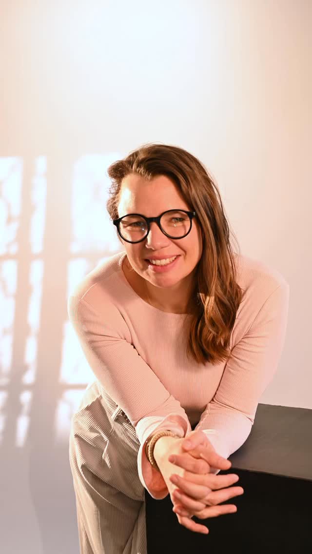 Wir verändern uns ständig.
Und genau das liebe ich.
Wenn Menschen zu mir kommen,
geht es oft offiziell um „Businessbilder“
oder neue Fotos für die Website.
Aber ganz ehrlich?
Es geht nie nur um ein Foto.
Es geht darum,
dich so zu zeigen, wie du wirklich bist.
Nicht geschniegelt.
Nicht verstellt.
Nicht geschniegelt für irgendwen.
Sondern echt.
Mit all deinen Facetten.
Mit deinem Ausdruck.
Mit deiner Art.
Mir war es immer zu wenig,
einfach nur abzudrücken.
Ich will dich sehen.
Und ich will,
dass du dich selbst siehst.
So, wie du gerade bist.