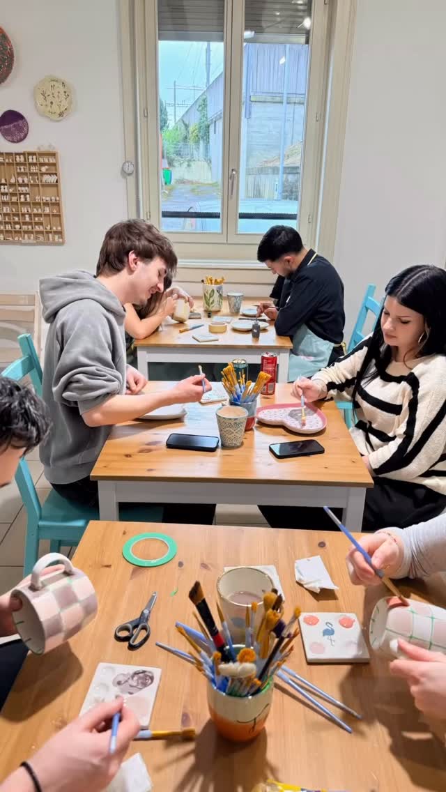 Teen date night, but make it ceramic.
Paint brushes in hand, Nirvana in the background, and just the right amount of teen spirit in the air. 🎶🎨