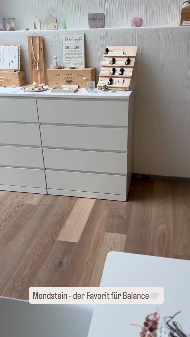 Mondstein ist in meinen Workshops immer schnell vergriffen – viele wählen ihn bewusst für Balance und innere Ruhe.
Jedes Schmuckstück entsteht als persönliches Unikat aus hochwertigen Edelsteinsträngen.
👉 Lust auf dein eigenes Schmuckstück?
👉 Jetzt Workshop-Platz sichern (Link in Bio)
Ich freue mich auf den nächsten Edelsteinschmuck Workshop🤍