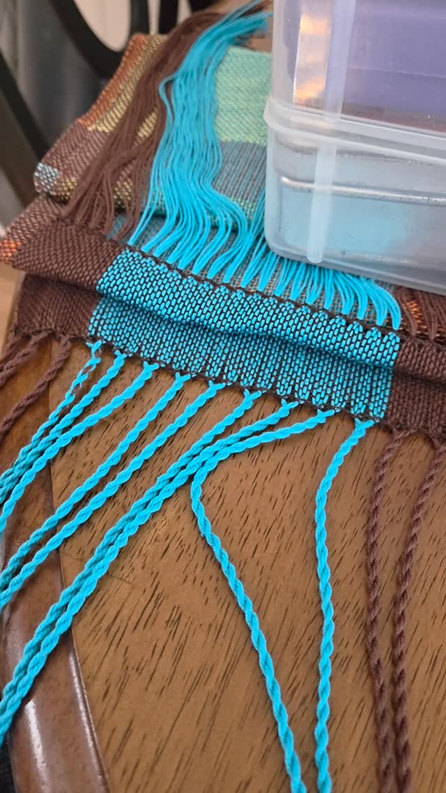 All a part of the process. Attention to detail goes a long way.
#sunriselodgefiberstudio #weaversofinstagram #weaving #twistingfringe #attentiontodetail