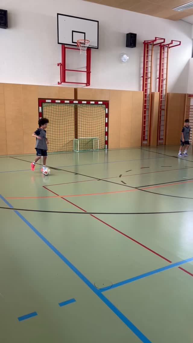 Wenn du den Joker nicht siehst, verlierst du Zeit. ⏱️
3gg3+3 trainiert genau das: Kopf hoch, Körper offen, erster Kontakt mit Plan. Wer hier sauber bleibt, wird im Spiel automatisch ruhiger unter Druck. ✅