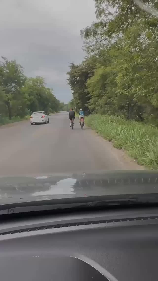 Ruta completada, chisme actualizado ✅
Hay charlas que solo fluyen mejor sobre dos ruedas
El combo perfecto: Bici + Amigos + Info de la buena 🚲💨