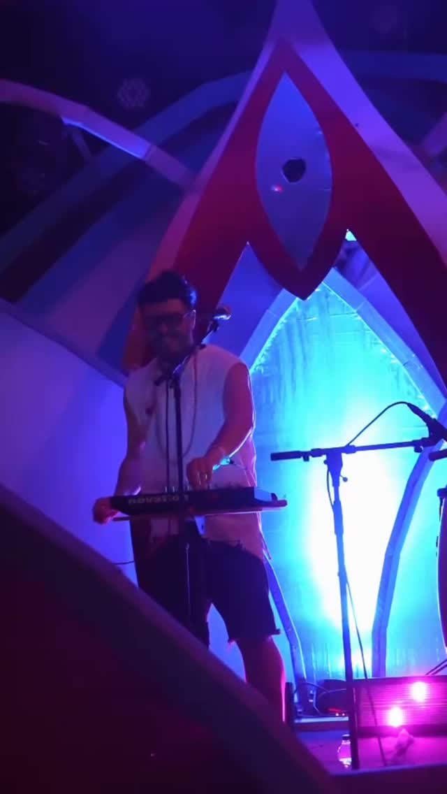 ויש מצב להפיץ לשוכריי המעיין?
כרטיס ב60 שקלים במקום 70
ימי חמישי במעיין
*RYTHM CARAVAN*
מארח את אשף המוסיקה השבטיית *איתי רזניק* בלייב של אפרו שבטי עם כלים חיים
ימי חמישי במעיין הם
מרחב של מוסיקה חיה ,תנועה וחיבור.
מסע בין השורשי לאלקטרוני של היום
אפרו האוס, אלקטרו פולק · סאונד שבטי · ומוסיקה מרחבי העולם
*
חמישי // 26.2 // 19:30–23:00
📍 מעיין – מקום לתרבות
🍃 *חשוב לדעת:*
יש לנו בר חברתי - מוזמנים להביא לכם משהו לשתות ואם תרצו גם לחלוק. (אין מכירת אלכוהול במקום)
לינק לכרטיסים ראשונים >>> במחיר מיוחד של 60 שקלים עד 14.2
https://web.vibez.io/events/ThursdayMaayan02
עוד קסמים בקבוצה השקטה
https://chat.whatsapp.com/K0qRLCoKztj7oSkxeVn6UD