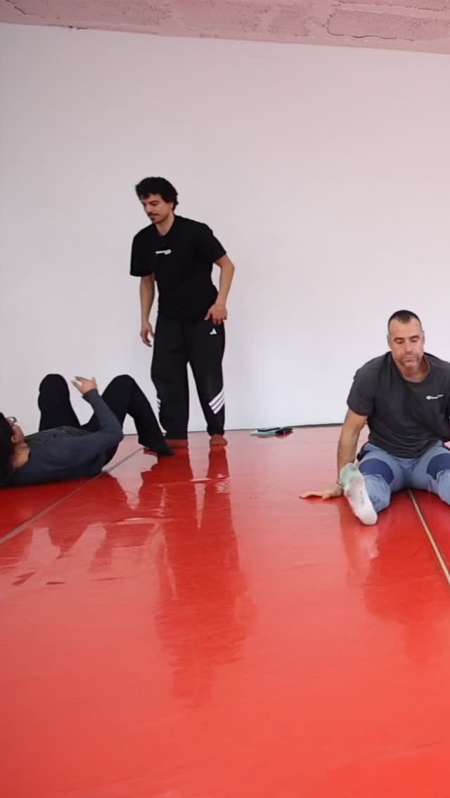 Compartiendo tips clave para entender transiciones más complejas desde y entre floorworks. Mejora tu fluidez en el suelo y gana seguridad en tus movimientos.
Déjame en comentarios dónde te quedas bloquead@ y te doy consejos prácticos para avanzar.
#FloorworkTips #MovimientoConsciente #BreakdanceFlow #TransicionesSmooth #AprendeDance