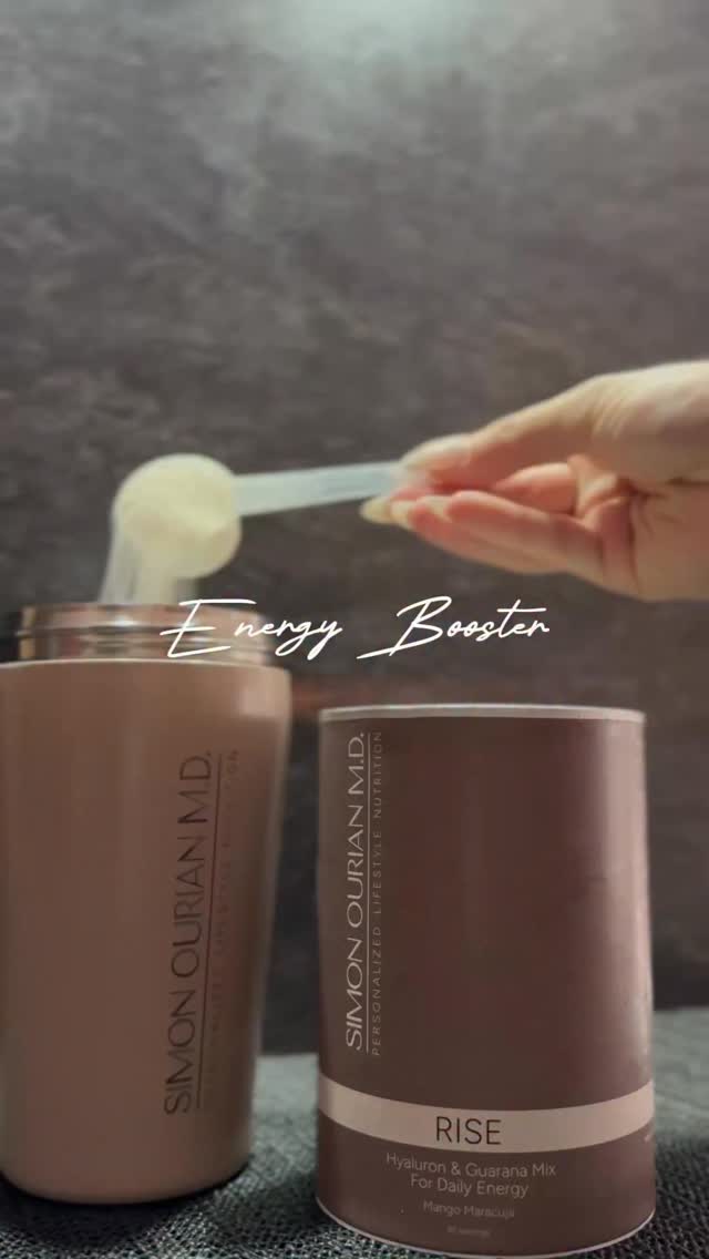 ✨ Mein kleines Power-Ritual ✨
immer dann, wenn ich mir extra Energie & Support von innen schenken will 🤍
⚡️ Guarana für Energie
💧 Hyaluron für Feuchtigkeit von innen
🦴 Kollagen für Haut, Bindegewebe & Gelenk-Support
🌟 plus Vitamine für Fokus & Balance
Kein hektischer Push – sondern ein stabiles, gutes Gefühl 💫
Genau deshalb greife ich immer wieder dazu 🤍
#energyboost #glowfromwithin #selfcare #balance