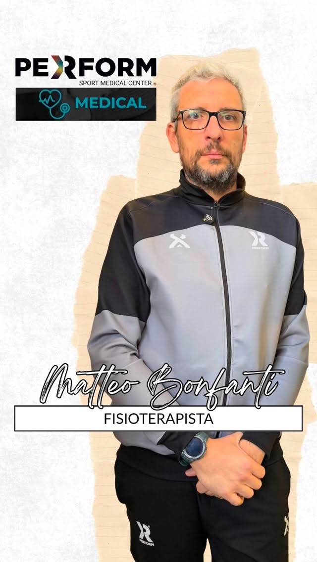 Oggi parliamo di periostite tibiale con Matteo Bonfanti 🦴🩻
Si tratta di una condizione dolorosa che interessa la zona della tibia comune in sportivi come runner o pallavolisti , sport dove vengono effettuati salti e sovraccarichi 🏃♀️🏐 .
Può essere molto invalidante e rende le persone impossibilitate ad allenarsi anche per diverso tempo, nelle condizioni più gravi può portare ad edemi ossei e microfratture da stress .
È importante quindi gestirla in maniera corretta .
In una prima fase bisogna modificare le attività sportive in modo da ridurre il carico della tibia e successivamente andranno effettuate o terapie manuali ed esercizi a seconda del caso specifico.
Se anche tu hai questa problematica , contattaci per una valutazione più approfondita.
Perform | Il centro per il tuo benessere