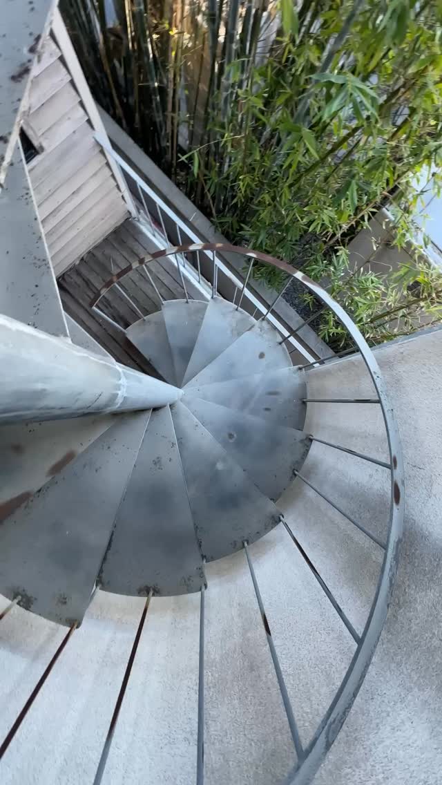 Rooftop baby shower sound bath in the Venice canals!
One circle.
Many hearts.
A shared vibration welcoming a new supersonic star to Earth
🎶💕👶🌎
.
.
#babyshower #babyshowerideas #soundbath #soundhealingmeditation #mamatobe