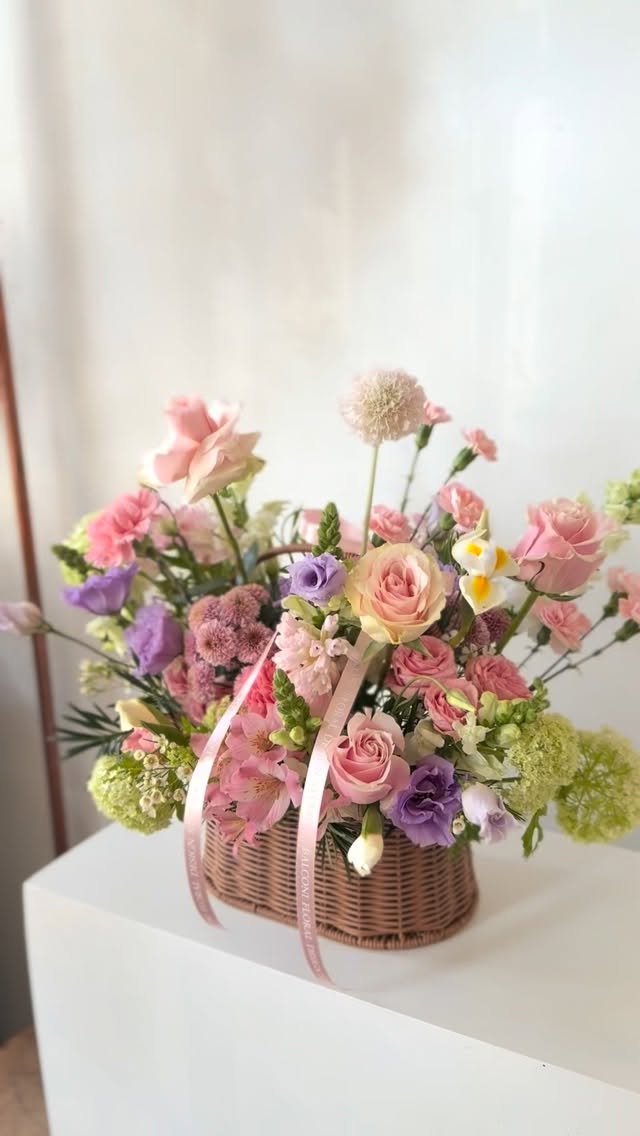 Abundant garden-style flower basket for a new mom 🌸
Soft blush, creamy whites, and delicate seasonal blooms gathered in a lush, overflowing basket. Designed to celebrate new beginnings and the sweetest chapter of all 🤍✨