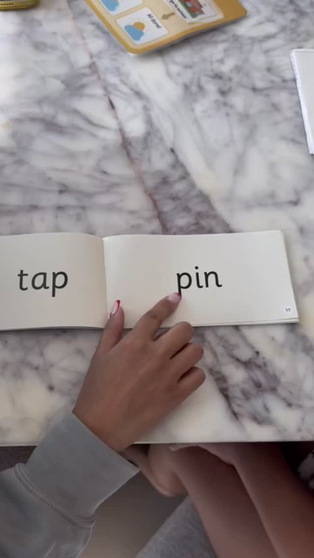 One of our lovely, qualified British tutors delivered an engaging 1:1 session this afternoon 🧡 Here’s a small behind-the-scenes glimpse into part of a phonics-focused lesson with short, varied activities designed to support concentration and reinforce early reading skills.
A mix of practical resources, structured tasks and discussion helped to build sound recognition, blending and understanding in a purposeful, child-focused way. 📚✨
#dubaitutors #dubaikids #primarytutoring #phonics #earlyyears