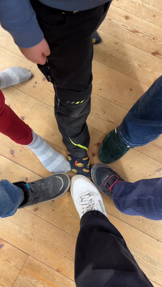 Wieder Mal ein schöner Musikhaus Kids Termin am Nachmittag 🤩
Diesmal stand die TUBA im Fokus!
Wie gut, dass Stephi uns dieses spannende Instrument zeigen und vorspielen konnte!😍
Eindrücke der Kids:
„Man ist die schwer!“, „Und groß“ und „Ziemlich tiiiief“ 🎶
Die Kids waren schwer begeistert von diesem großen Instrument 😊
Neben Ausmalbildern, Tuba-Memory und Vorspielen auf der Tuba durften die Kinder auch mal versuchen die Tuba hochzuheben und haben aus einem kleinem Video Clip eines Berufsmusiker noch viel über das tolle Instrument gelernt.
Jetzt seid ihr dran!
Wie lang ist denn wohl eine Tuba, wenn man sie ausrollt? 📏📐