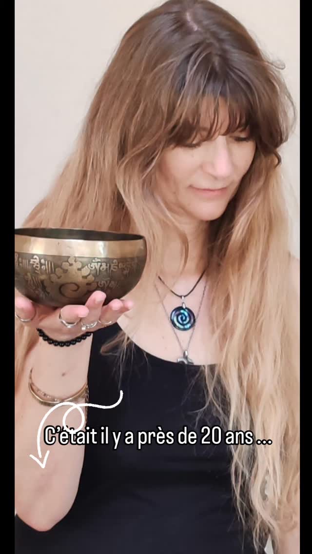 Ma première rencontre avec la sonothérapie c'était il y a près de 20 ans avec les bols chantants une rencontre merveilleuse qui a changé ma vie et ma vision des choses
Et former à ce merveilleux outil pour apporter du mieux être et travailler en profondeur car le bol chantant travaille sur différents plans de l’être, me rend heureuse et me fait vibrer
Merci pour votre confiance, je suis pleine de gratitude
Si vous aussi vous voulez vous former aux bols chantants et aux techniques quantiques n'hésitez pas à me contacter 😉
En commentaire ou par mail :
contact@formations-sensoria.fr
#gratitude #bolschantants #sonothérapie #mieuxetre #soinsénergétiques