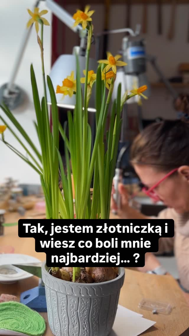 Od 10 lat prowadzę pracownię złotniczą.
Wymyślam, projektuję, rozmawiam, pakuję… przede wszystkim jednak siedzę przy stole złotniczym i dłubię w srebrze.
A Ciebie co najbardziej boli?
#pracowniazłotnicza #bizuteriatorun #rękodziełotorun #plecybolą