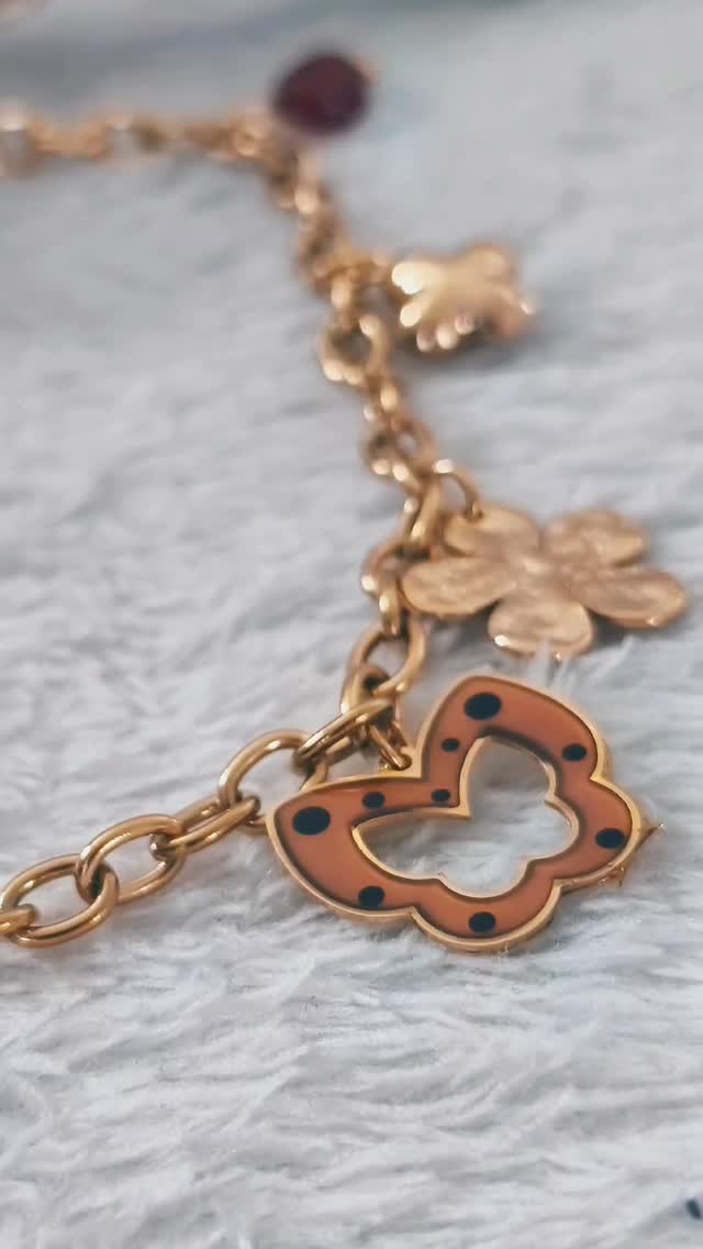 Parfois, ce n'est pas le tenue entière qui fait la différence...
Mais le p'tit bijou qui twiste ton style ✨
Un collier avec breloques, papillons ou touches léopard peut :
✔️ Apporter de la couleur à un look sobre
✔️ Donner un côté fun et féminin
✔️ Transformer un look simple en look "waouh"
Le secret ?! Le placer où il attire le regard, et l'associer à une tenue neutre pour qu'il soit vraiment mis en valeur 😍
💭 Tu as vu ce collier ?! Dis moi en commentaire si c'est important les bijoux pour finaliser ton look ?! 🤎
.
J'ai hâte de voir qui de la @teamfb ou de la @teaminsta va l'emporter 🔥
.
.
.
#modefemme #bijouxtendance #collierpapillon #styleaudacieux #modchadeschoux