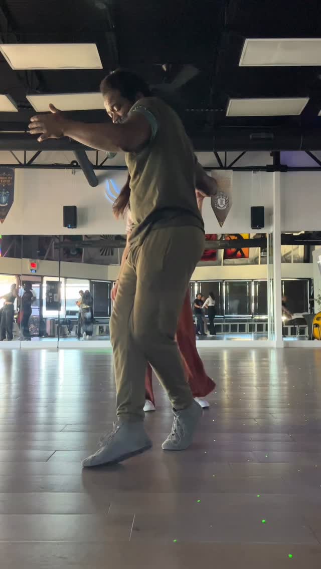 A little zouk at golden hour to do the soul good ☺️💃🏻
Thanks for the lovely dance @gaturnerii
#zouk #zouksocial #brazilianzouk #stressrelieved #dancingartist