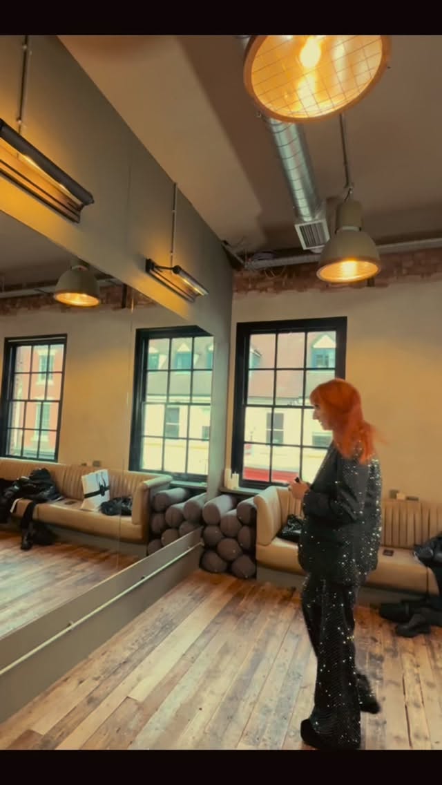 ♥️Live and Speak with integrity ♥️
This Kate Winslet audio sums up everything.
We can’t get lost in other people’s opinions of us. Just try to do our best in each situation, applying as much of our essence as we possibly can.
That’s it.
Nobody can be liked by everyone, so just give up.
Grab your dreams and move towards them, always trying to be kind but with boundaries.
And this has everything to do with building a brand.
You cannot build a brand on a persona only, it will never last. You need to build a brand on your becoming, your values and your why.
Make sure they are aligned, and then just go!
♥️🤸🧡