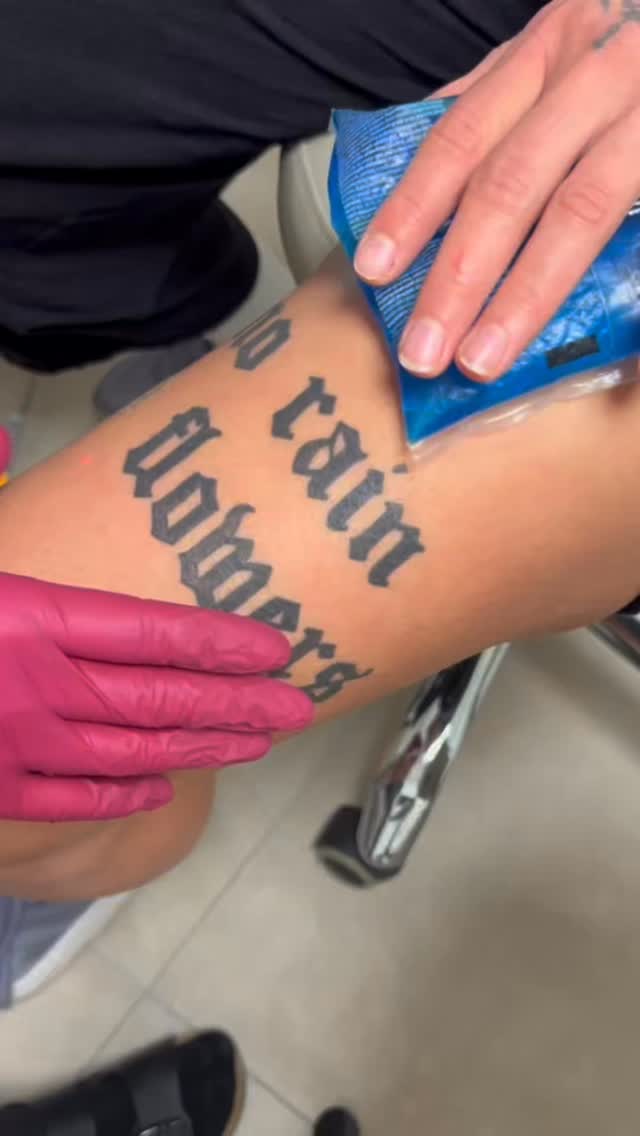 Was du über Tattooentfernung wissen musst:
1. Dein Körper leistet die Hauptarbeit.
Also: Viel trinken, in Bewegung bleiben und deinem Körper genug Zeit geben, die fragmentierten Pigmente abzubauen
2. Ein ungesunder Lebensstil erschwert den Abbau der Pigmente. Rauchen, Alkohol, wenig Schlaf und wenig Bewegung = mehr Sitzungen.
3. Kürzere Sitzungsabstände führen nicht schneller zum Ziel. Dein Körper braucht Zeit, um die zersplitterten Pigmente vollständig abzubauen.
Fragen? DM 📨
TATTOOREMOVAL
TATTOOENTFERNUNG
PICOLASER