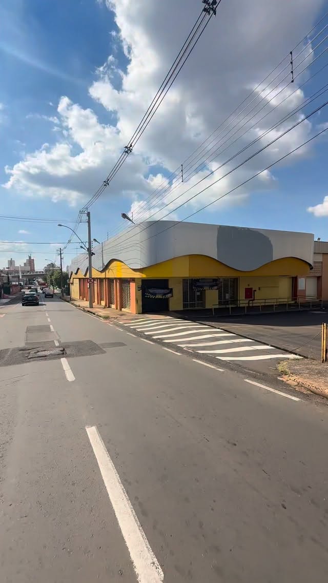 SUPERMERCADO FECHA PARA REFORMA EM PRÉDIO HISTÓRICO NO CENTRO DE RIO PRETO
O supermercado na rua Pedro Amaral, no Centro, fechou as portas temporariamente para reforma, segundo faixa instalada na fachada.
O imóvel já abrigou a tradicional Cafealta, marco do ciclo econômico do café na cidade. O prédio integra a memória urbana da região central.