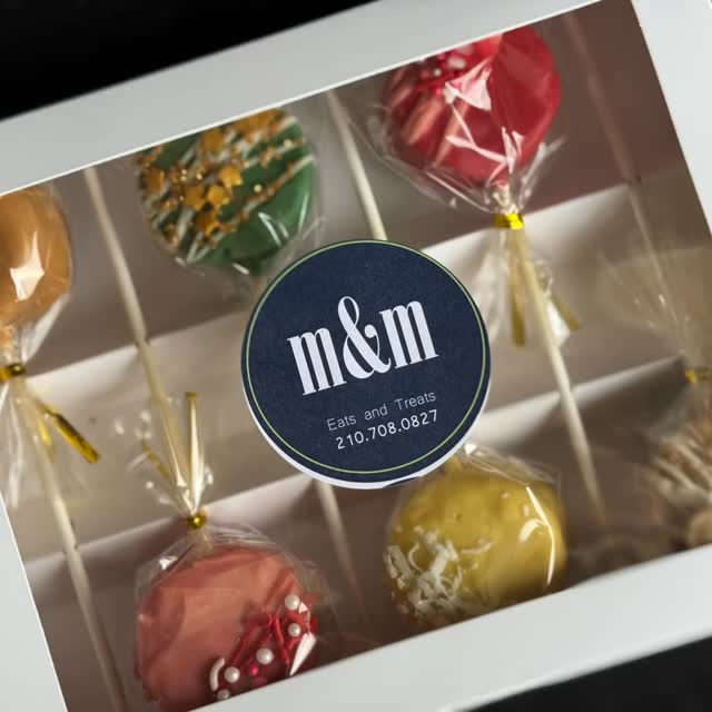 ⭐️CAKE POPS NOW AVAILABLE: Moist cake surrounded by a decadent chocolate layer with festive or seasonal accents!
🧁Pricing:
*$40/dozen = standard size with simple drizzle and accents (1 dozen per flavor minimum order)
*$25/dozen = mini’s with simple drizzle and accents (2 dozen per flavor minimum order)
*Add-On: Printed topper (photo, image, logo) is +$10/dozen; white vanilla flavored chocolate is required for this add-on
*Add-On: Mix-In’s (mini chocolate chips, funfetti sprinkles, Oreo pieces) is +$3/dozen
Cake flavors include:
🧁Vanilla
🧁Chocolate
Chocolate options include:
🧁Vanilla = you choose the color: white, pink, red, blue (designate shade), purple (designate shade), green, orange, yellow
🧁Banana (optional coconut topping) = yellow
🧁Strawberry = pink
🧁Peanut Butter (optional peanut or Reese’s topping) = light brown
🧁Cookie Dough (optional mini cookie topper) = light brown or red
🧁Dark Mint (optional Andes pieces topper) = dark brown
🧁Dark Roast (optional coffee grounds topper) = dark brown
🧁Salted Caramel (optional Heath pieces topper) = light brown
💛Homemade with premium ingredients and lots of love.
👉Want some festive goodies to celebrate your next event or special occasion, I’m your girl!🙋🏼♀️ Checkout my Website link in my bio!
#womeninbusiness #supportyourlocalbaker #valentinescakepops #superbowlcakepops #cakepops