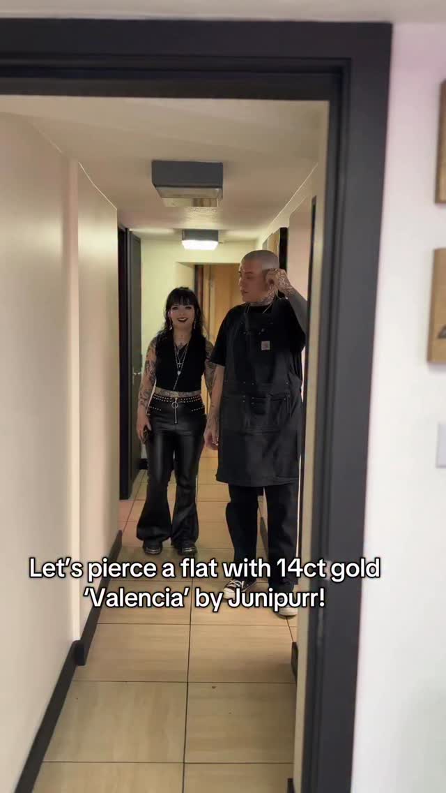 Let’s pierce a flat with 14ct gold piece ‘Valencia’ by @junipurrjewelry with @pleaseinsertpiercing
Link in bio to book babes 😘✌️
#piercing #flatpiercing #piercingstudio #londonpiercing #14ctgold