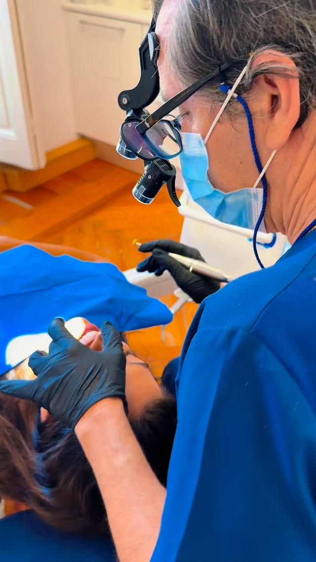 Cuidar tu sonrisa no es solo una cuestión estética.
Es salud, prevención y estabilidad a largo plazo.
En Coppel Dental trabajamos desde el diagnóstico preciso, la planificación individualizada y el seguimiento continuo. Porque una buena odontología no busca soluciones rápidas, sino resultados que se mantengan en el tiempo.
La salud bucodental influye en tu bienestar general. Y todo empieza con una valoración rigurosa.
📞 Teléfono 913100723
🤳🏻 Whatsapp 651405909
✉️ info@coppeldental.com
📍C. del Monte Esquinza, 24, Chamberí, 28010 Madrid