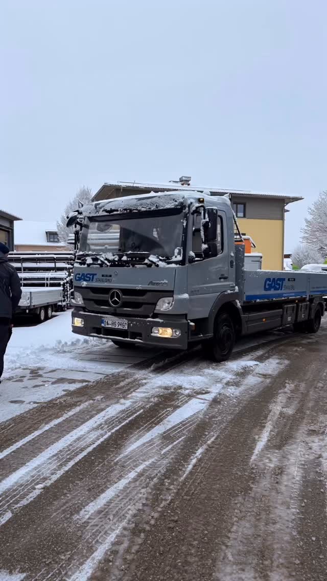 Unser Gast-Lkw ist länger im Dienst als so mancher Mitarbeiter – und liefert seit Jahren zuverlässig ab.
Mit TOP Service durch die Firma Berchtold und eigener Pflege halten wir ihn technisch jung.
Ein unverzichtbares Teammitglied.
#teamgast