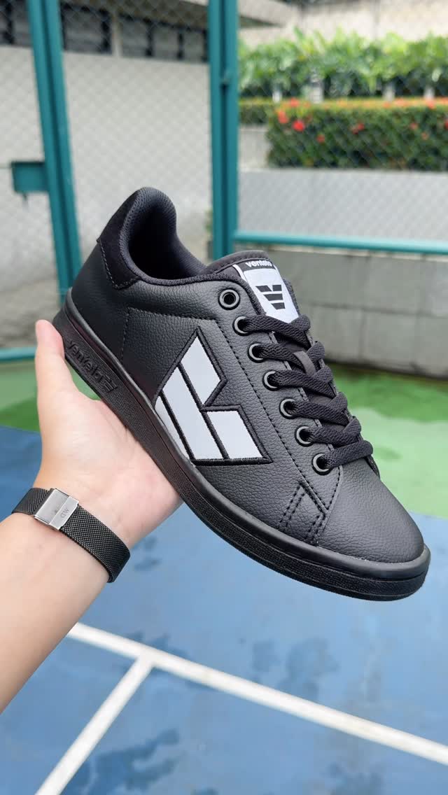 Dari tangan…
ke detail…
ke daily rotation lo.
This is Ventela V-77.
Upper PVC berkualitas.
Logo V reflective.
Detail bordir yang bikin makin solid.
399.800 IDR.
Under 400K, tapi look-nya beda kelas.
Jadi, Team 🖤 atau 🤍?
Langsung aja sikat di reseller andalan lo!
#VentelaV77