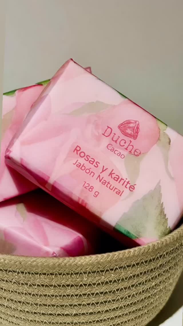 Nuestro nuevo jabón artesanal de rosas y manteca de karité está elaborado con ingredientes naturales y enriquecido con aceite esencial de rosas.
Limpia suavemente, nutre la piel y transforma tu rutina en un pequeño momento de amor propio.
Natural. Cremoso. Delicado. ✨🌹 #jabonesartesanales #kitsderegalo #jabonrosas