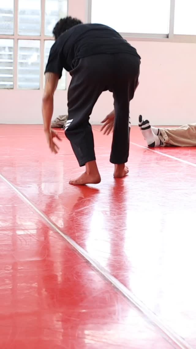 La imaginería motora es una herramienta utilizada en el entrenamiento deportivo y artístico que consiste en visualizar mentalmente un movimiento antes de ejecutarlo físicamente.
En danza, este recurso permite ensayar secuencias, anticipar transiciones y clarificar la intención del gesto sin generar fatiga ni carga articular. Al activar áreas cerebrales implicadas en el movimiento real, se favorece el aprendizaje motor, la precisión técnica y la confianza en la ejecución.
Lo que clásicamente se conocía como “marcar la secuencia mentalmente”, ahora sabemos que constituye un entrenamiento real, pero de manera mental.
Este video explora cómo la práctica interna puede complementar el entrenamiento físico y mejorar la calidad del movimiento.
#ImagineríaMotora #DanzaMental #EntrenamientoBailarines #VisualizaciónDanza #AprendizajeMotor