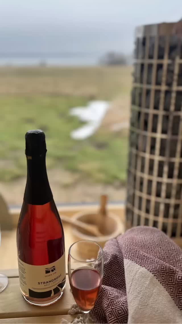 Det her glæder jeg mig SÅ meget til!
Jeg har længe haft lyst til at skabe et rum, hvor sundhed ikke handler om regler – men om nydelse og balance.
Et sted hvor vi kan:
– lande fra ugen
– mærke varmen i kroppen
– drikke et glas virkelig god mousserende rosé fra @tusen_vin
– og gå ind i weekenden med ro og glød
Sauna & Bobler bliver et eksklusivt fredagsevent med kun 7 pladser.
En sanselig pause.
Ingen præstation.
Ingen lange oplæg.
Bare varme, kvalitet og fællesskab.
Dato og booking åbner snart.
Hvis du kan mærke, at det her er noget for dig – så hold øje.