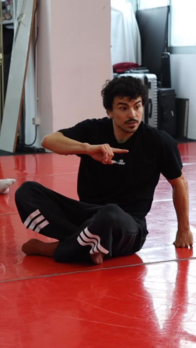 Es normal encontrar similitudes entre distintas disciplinas de danza, pero el breaking destaca como una de las más ricas en vocabulario y variedad de movimientos.
Esta danza urbana permite explorar infinitas combinaciones, trabajando movimientos desde distintos ángulos y con variadas intensidades, desarrollando fuerza, coordinación y creatividad.
#Breaking #Breakdance #DanzaUrbana #StreetDance #AnimalFlow