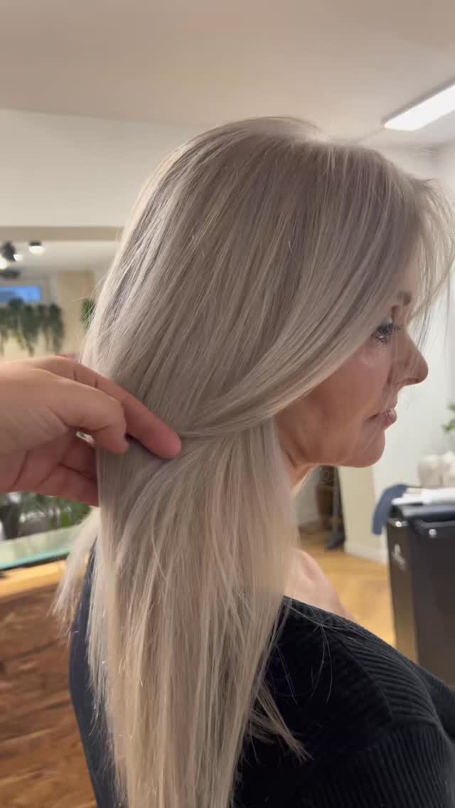 Wie steht ihr zu grauen Haaren 👩🦳 – Statement oder No-Go? ✨
Nie wieder alle vier Wochen zur Ansatzfarbe 🖌️
Nie wieder dieser Stress im Spiegel🪞
Manchmal geht es nicht darum, heller zu werden.
Sondern freier ❤️
Grey Blending bedeutet nicht „aufgeben“.
Es bedeutet: bewusst entscheiden.
Für Weichheit.
Für Natürlichkeit.
Für ein Grau, das endlich dazugehört 🫶🏻✨
#greyblending #madewithschwarzkopfprode #blondmeschwarzkopf #blondespecialists #friseurmünchen