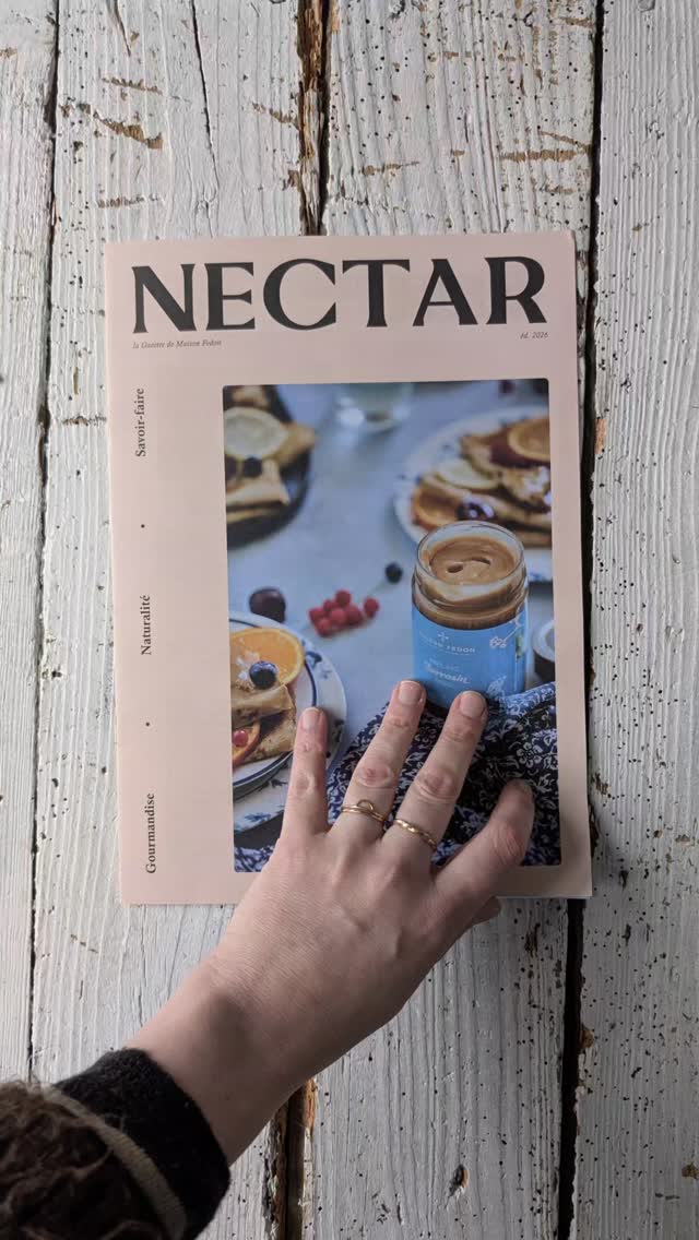 Dis Emma, on aimerait faire une gazette annuelle, à glisser dans nos colis. Tu peux nous aider ?
C'est à peu près ce que m'a dit Svetlana de @maisonfedon il y a un an et demi 🤗
Et depuis il y a eu la gazette Nectar 2025 et celle de 2026, fruits d'un travail en partenariat avec Arnaud de @studio.bysshe.graphisme : moi à la conception éditoriale & rédaction, lui à la mise en page graphique 📰
Ce nouvel opus est aussi cool que le précédent : tu y découvriras les voyages apicoles de @thierryfedon_apiculteur, véritable aventurier ; les secrets du miel de sarrasin, de sa récolte à son usage en cuisine, en passant par les vertus du miel pour la
peau 🐝
Bref quand tu auras lu la gazette Nectar, tu voudras partir au Japon, cuisiner un magret au miel de sarrasin et intégrer le miel de bourdaine à ta skincare 🍯
Gazette offerte pour toute commande sur l'eshop de @maisonfedon ✨
#conceptioneditoriale #agenceeditoriale